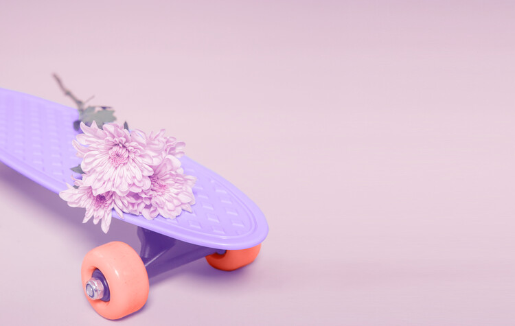 Skateboard lastad med blommor